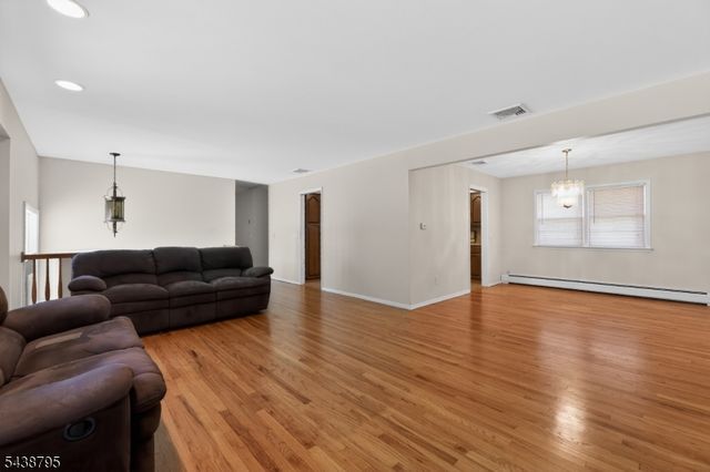 228 Shaw Pl, Park Ridge Boro, NJ 07656
