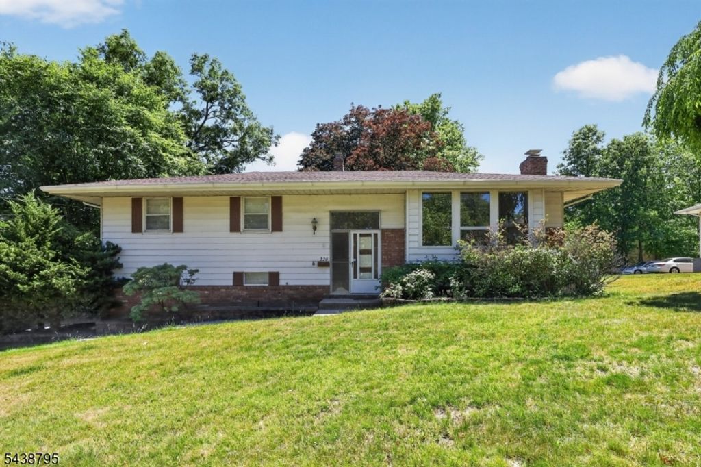 228 Shaw Pl, Park Ridge Boro, NJ 07656