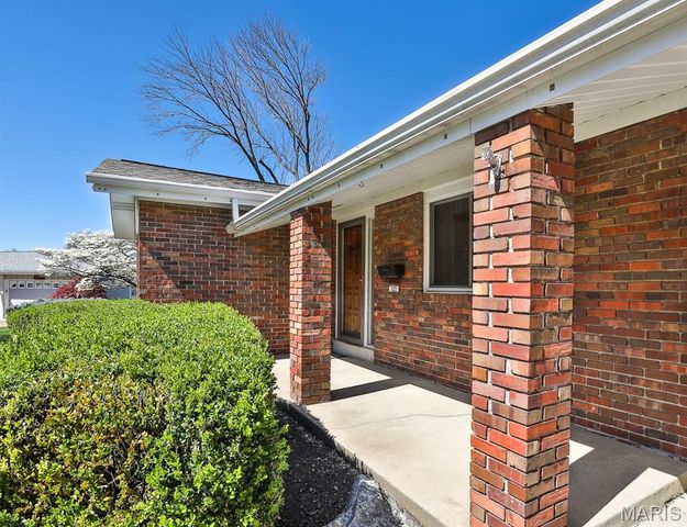 127 S Cardinal Lane, St Charles, MO 63301