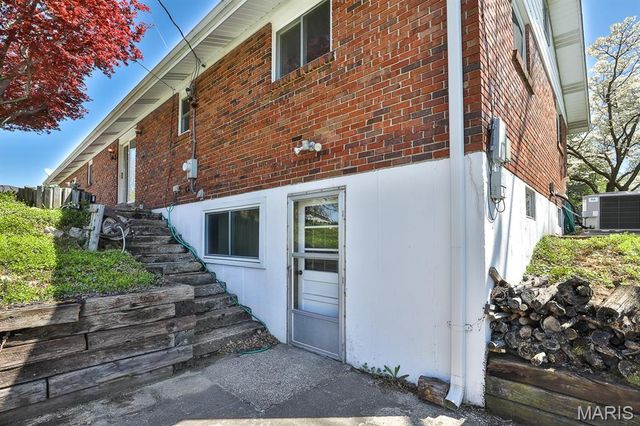 127 S Cardinal Lane, St Charles, MO 63301