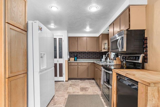 2402 S MADISON STREET, Appleton, WI 54915