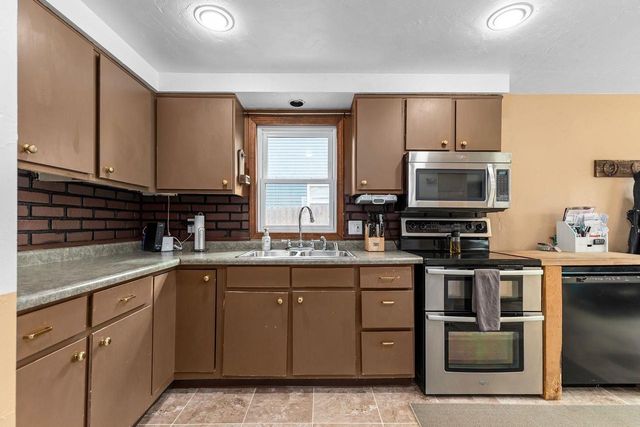 2402 S MADISON STREET, Appleton, WI 54915