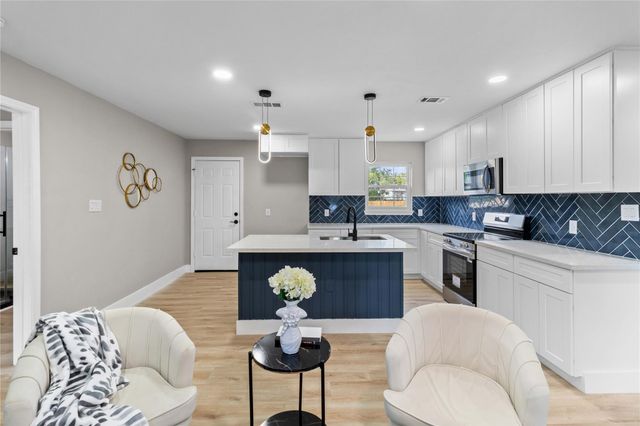 820 18th Avenue N, Texas City, TX 77590