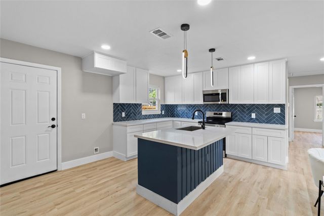 820 18th Avenue N, Texas City, TX 77590