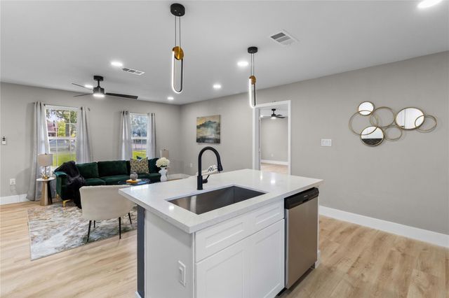 820 18th Avenue N, Texas City, TX 77590