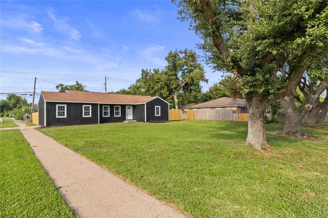 820 18th Avenue N, Texas City, TX 77590