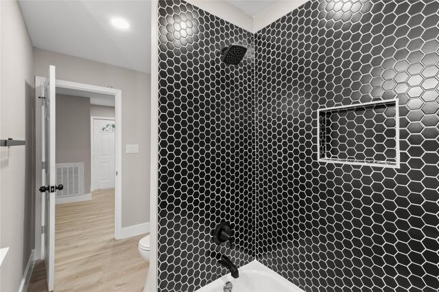 820 18th Avenue N, Texas City, TX 77590