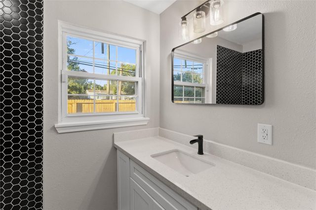 820 18th Avenue N, Texas City, TX 77590