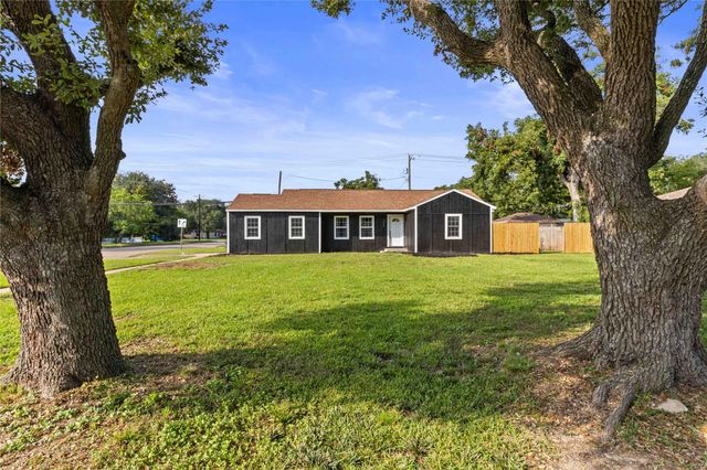 820 18th Avenue N, Texas City, TX 77590