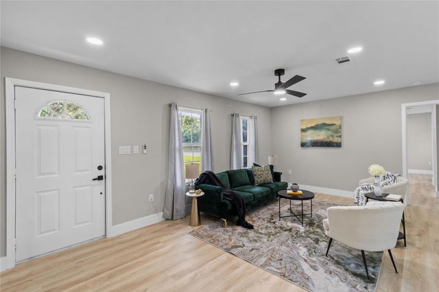 820 18th Avenue N, Texas City, TX 77590