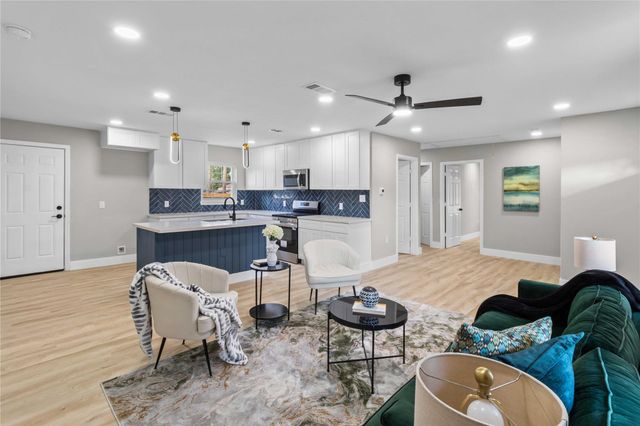 820 18th Avenue N, Texas City, TX 77590