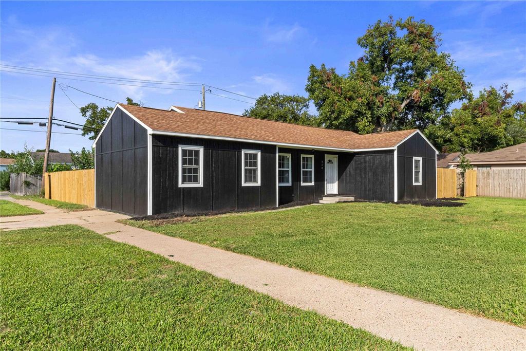 820 18th Avenue N, Texas City, TX 77590