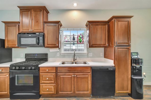 12511 Gulf Coast Dr, Willis, TX 77378