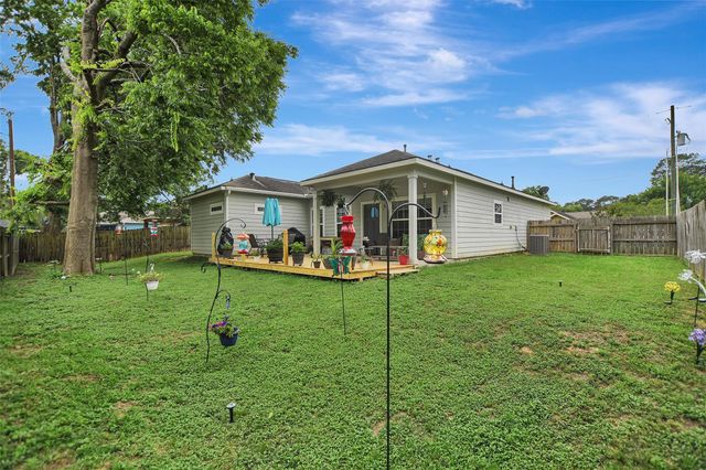 12511 Gulf Coast Dr, Willis, TX 77378