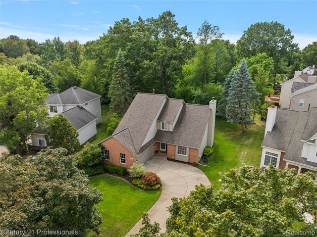 319 Pine Creek Court, Waterford Charter Township, MI 48327