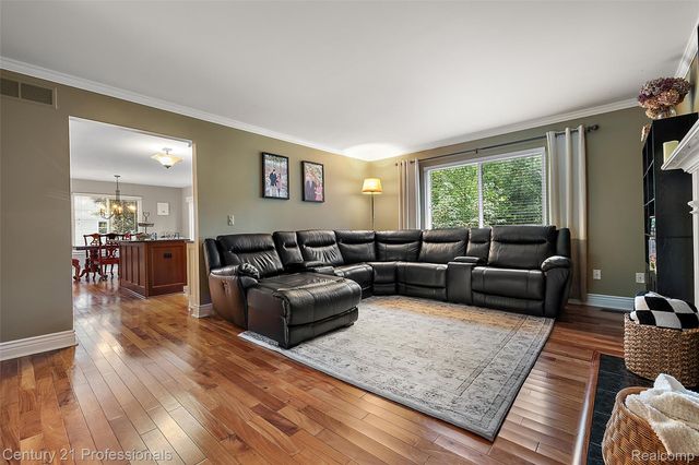 319 Pine Creek Court, Waterford Charter Township, MI 48327