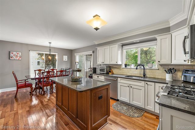 319 Pine Creek Court, Waterford Charter Township, MI 48327