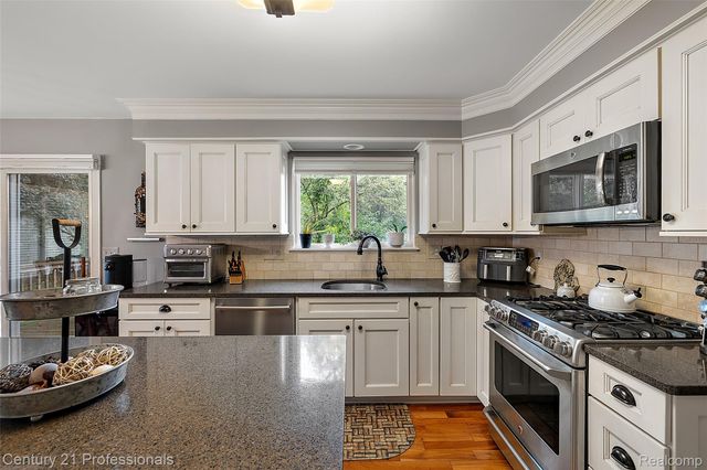 319 Pine Creek Court, Waterford Charter Township, MI 48327