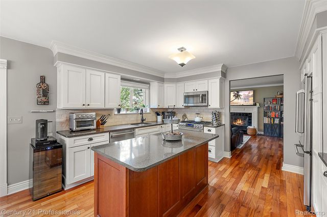 319 Pine Creek Court, Waterford Charter Township, MI 48327