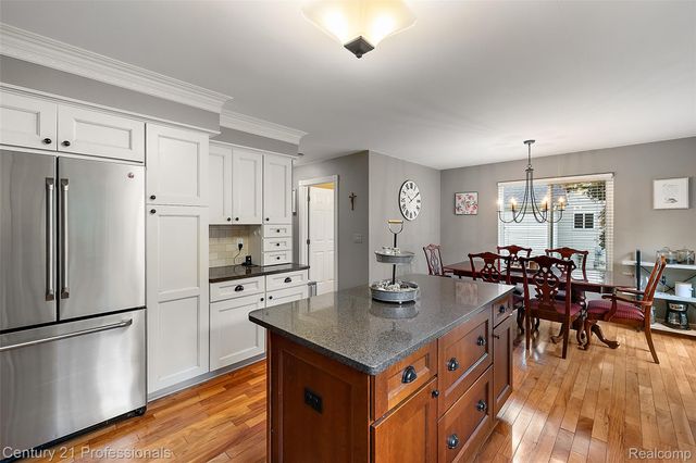 319 Pine Creek Court, Waterford Charter Township, MI 48327