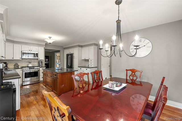 319 Pine Creek Court, Waterford Charter Township, MI 48327