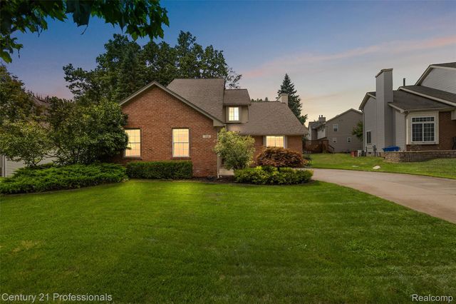 319 Pine Creek Court, Waterford Charter Township, MI 48327