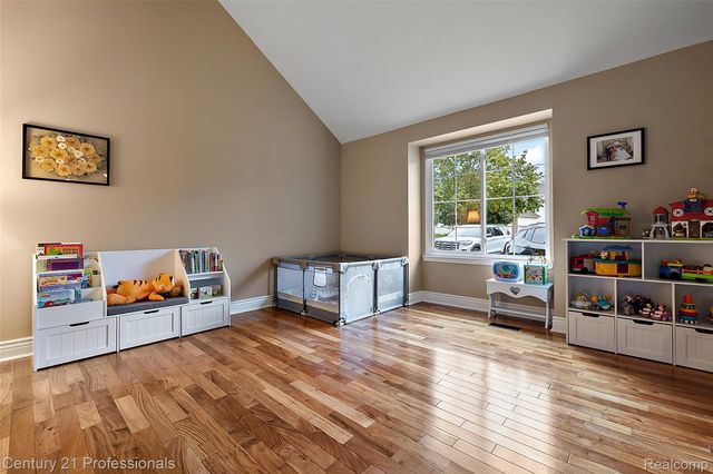 319 Pine Creek Court, Waterford Charter Township, MI 48327