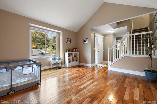 319 Pine Creek Court, Waterford Charter Township, MI 48327