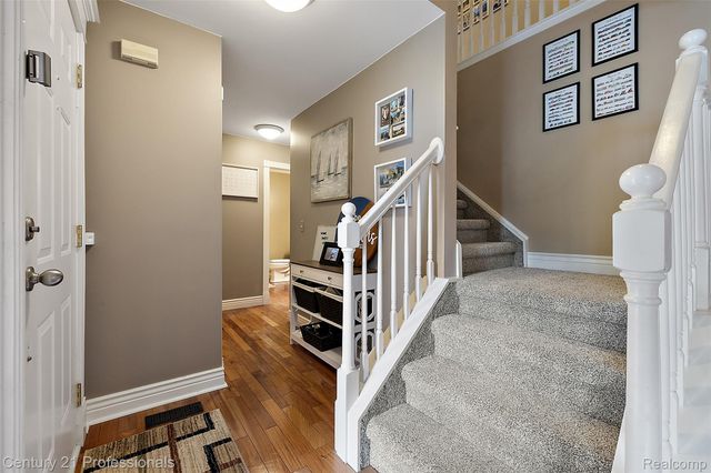 319 Pine Creek Court, Waterford Charter Township, MI 48327