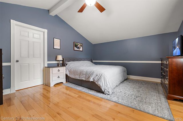 319 Pine Creek Court, Waterford Charter Township, MI 48327