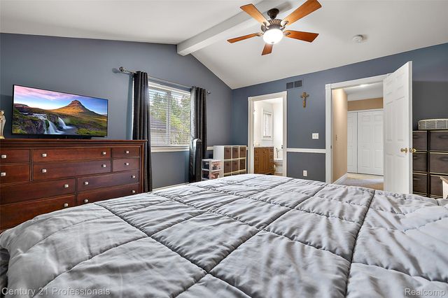 319 Pine Creek Court, Waterford Charter Township, MI 48327