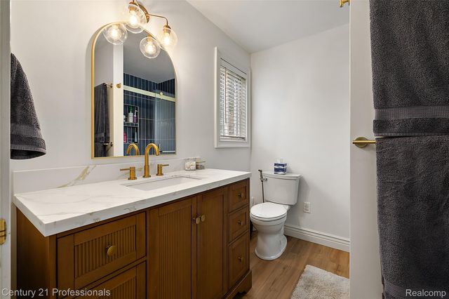 319 Pine Creek Court, Waterford Charter Township, MI 48327