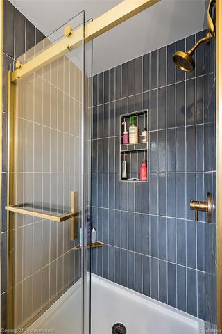 319 Pine Creek Court, Waterford Charter Township, MI 48327