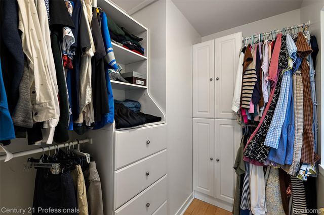 319 Pine Creek Court, Waterford Charter Township, MI 48327