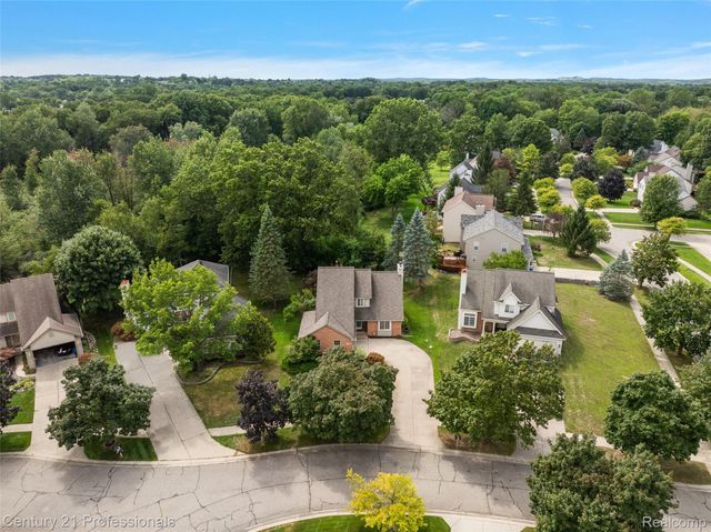 319 Pine Creek Court, Waterford Charter Township, MI 48327