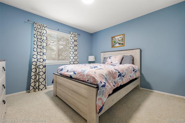 319 Pine Creek Court, Waterford Charter Township, MI 48327