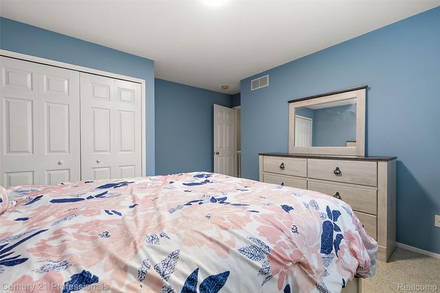 319 Pine Creek Court, Waterford Charter Township, MI 48327