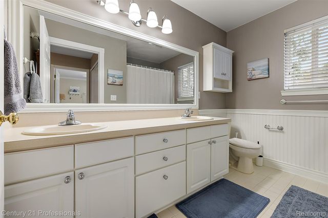 319 Pine Creek Court, Waterford Charter Township, MI 48327