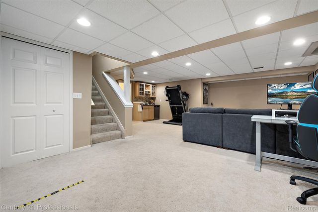 319 Pine Creek Court, Waterford Charter Township, MI 48327