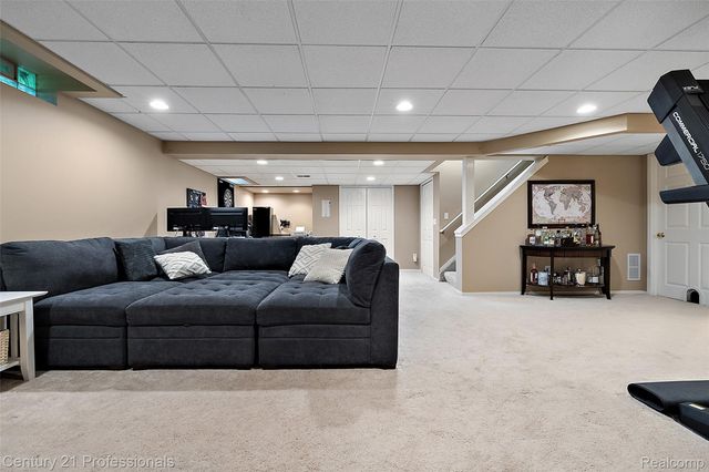 319 Pine Creek Court, Waterford Charter Township, MI 48327