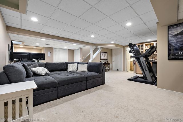 319 Pine Creek Court, Waterford Charter Township, MI 48327