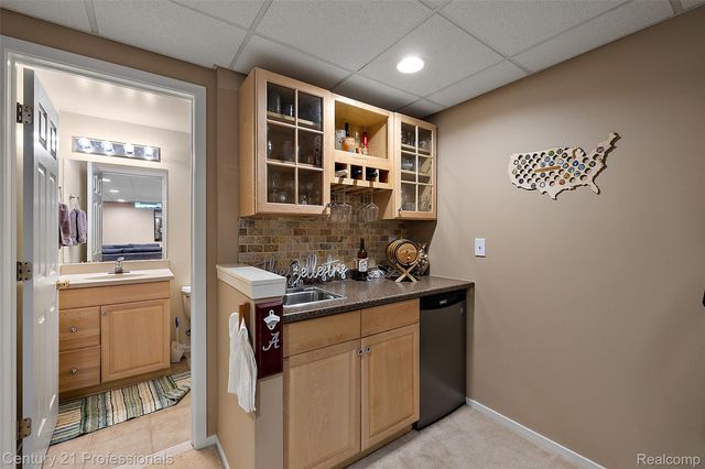 319 Pine Creek Court, Waterford Charter Township, MI 48327