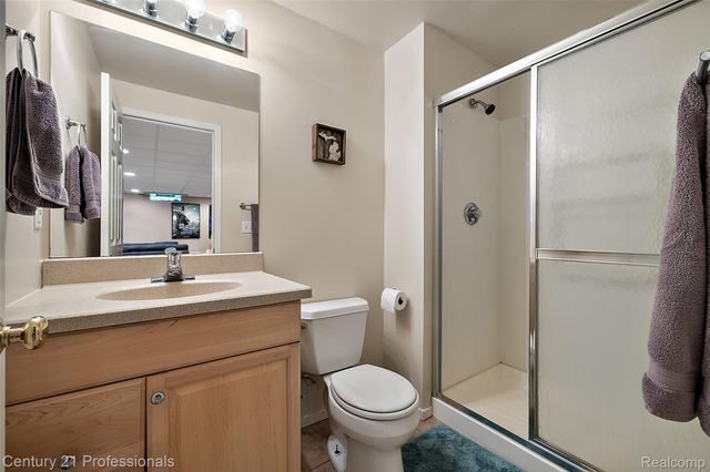 319 Pine Creek Court, Waterford Charter Township, MI 48327