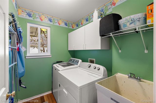 319 Pine Creek Court, Waterford Charter Township, MI 48327