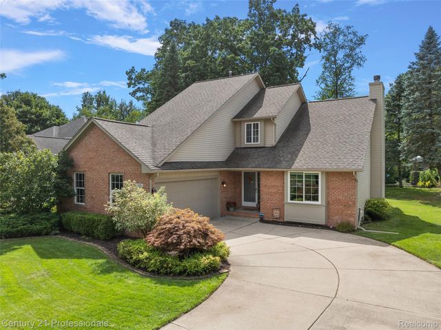 319 Pine Creek Court, Waterford Charter Township, MI 48327