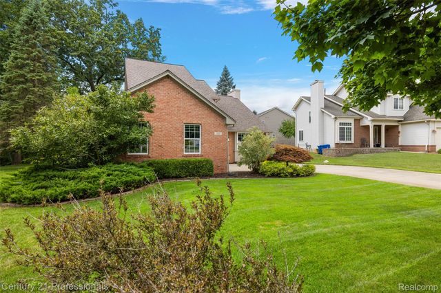 319 Pine Creek Court, Waterford Charter Township, MI 48327
