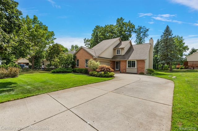 319 Pine Creek Court, Waterford Charter Township, MI 48327