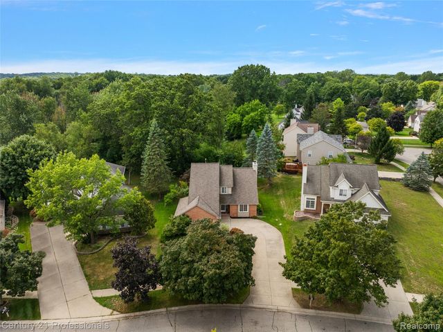 319 Pine Creek Court, Waterford Charter Township, MI 48327