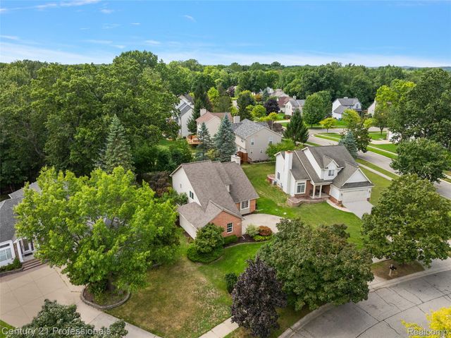 319 Pine Creek Court, Waterford Charter Township, MI 48327