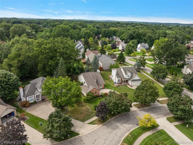319 Pine Creek Court, Waterford Charter Township, MI 48327